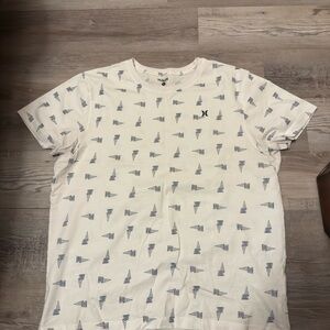 🔥Hurley University Pennant Flag Short Sleeve T-Shirt🔥